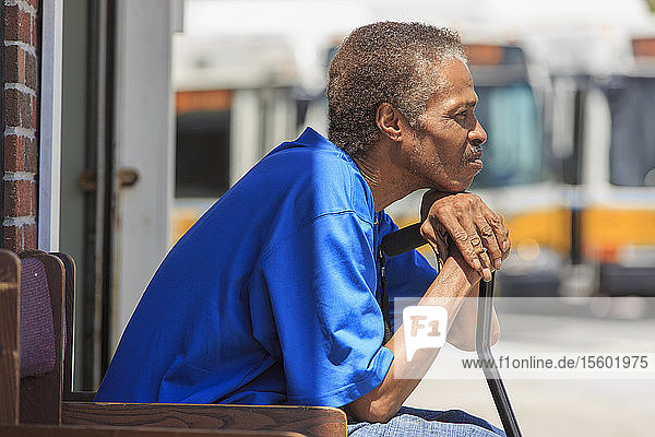 Mann mit traumatischer Hirnverletzung wartet am Busbahnhof
