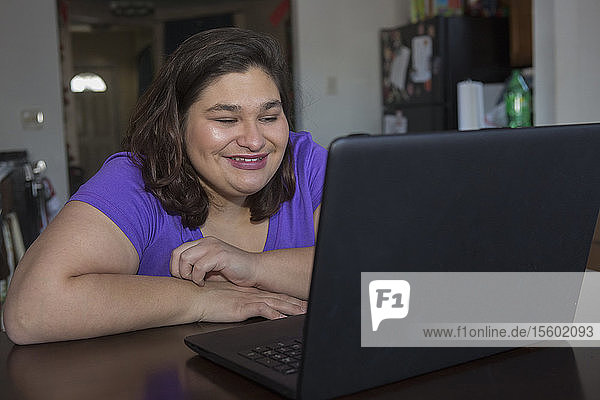 Mädchen mit zerebraler Kinderlähmung am Computer