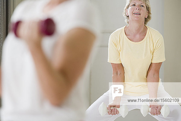 Ältere Frau beim Training mit Handgewichten