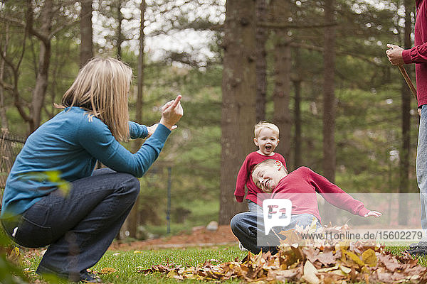 Frau  die das Wort Go in amerikanischer Gebärdensprache gebärdet  während sie mit ihrem Sohn in einem Park kommuniziert