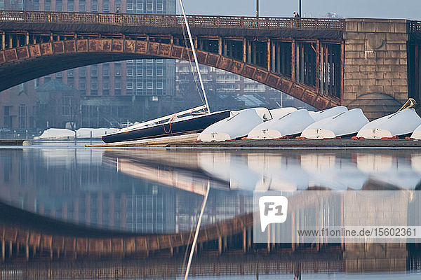 Spiegelung einer Brücke und von Booten im Fluss  Longfellow Bridge  Charles River  Boston  Suffolk County  Massachusetts  USA