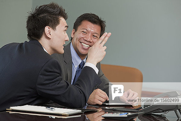 Zwei Geschäftsleute in einem Sitzungssaal