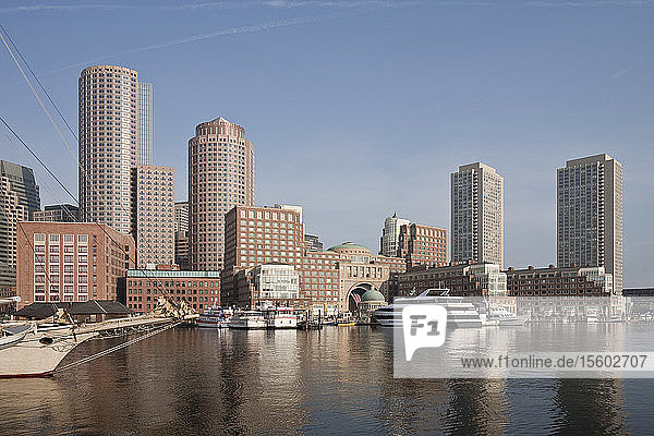 Boote mit Finanzviertel am Hafen  Rowes Wharf  Boston Harbor  Boston  Massachusetts  USA