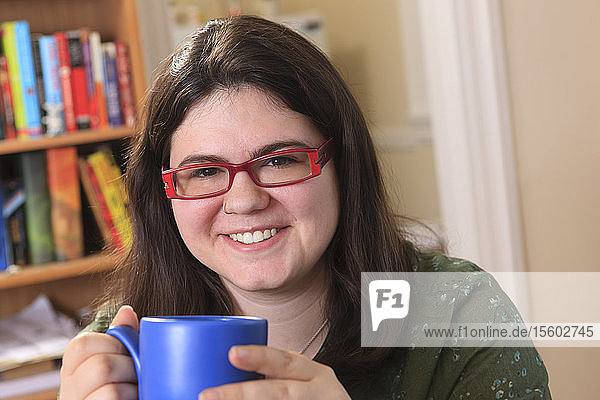 Frau mit Asperger-Syndrom entspannt sich mit einer Tasse Tee