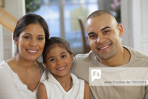 Porträt einer lächelnden hispanischen Familie