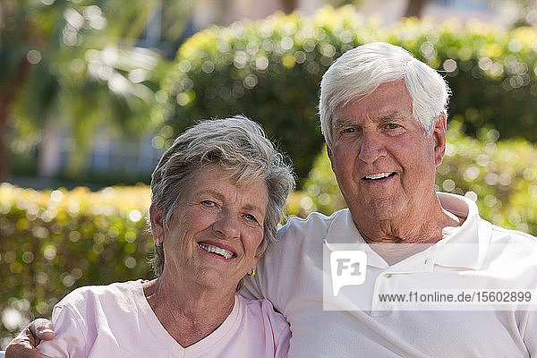 Porträt eines lächelnden Seniorenpaares