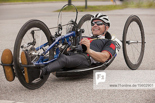 Mann mit Rückenmarksverletzung nimmt an einem Handbike-Rennen teil