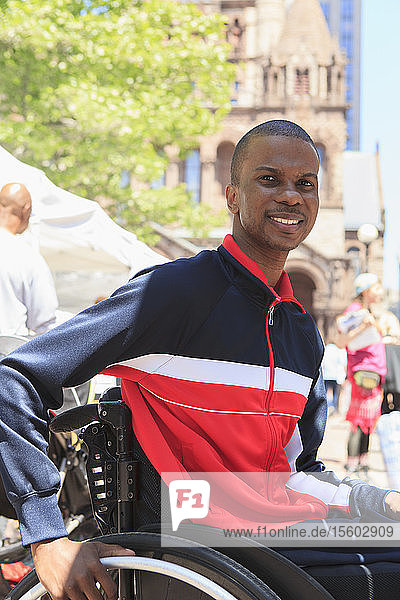 Mann im Rollstuhl  der auf dem Wochenmarkt an Spinaler Meningitis erkrankt ist