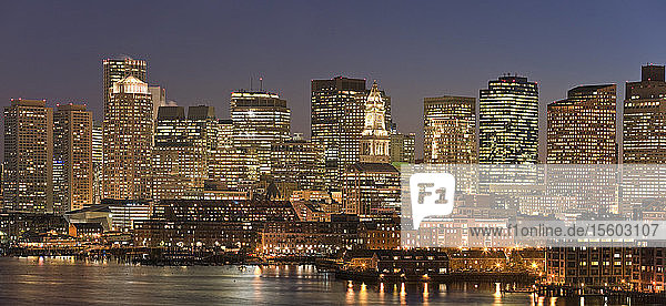 Beleuchtete Gebäude bei Nacht  Custom House Tower  Boston  Massachusetts  USA