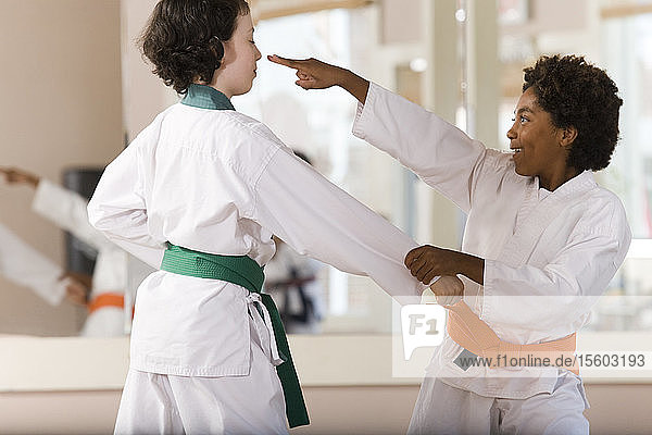 Zwei Mädchen üben Karate