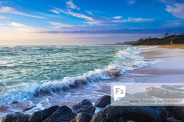 Sonnenaufgang an der hawaiianischen Küste  Lydgate Beach; Kapaa  Kauai  Hawaii  Vereinigte Staaten von Amerika