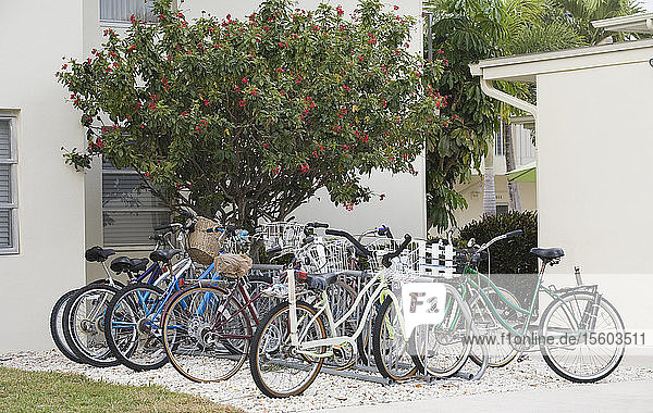 In einer Ferienanlage geparkte Fahrräder