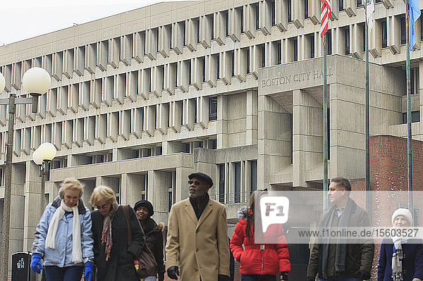 Menschen  die vor dem Boston City Hall  Government Center  Boston  Suffolk County  Massachusetts  USA spazieren gehen