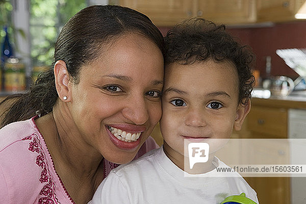Hispanische Frau lächelt mit ihrem Sohn