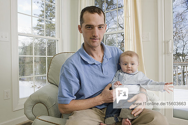 Mann gebärdet das Wort Milk in amerikanischer Gebärdensprache  während er mit seinem Sohn kommuniziert