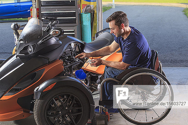 Mann mit Rückenmarksverletzung baut sein individuelles Motorrad