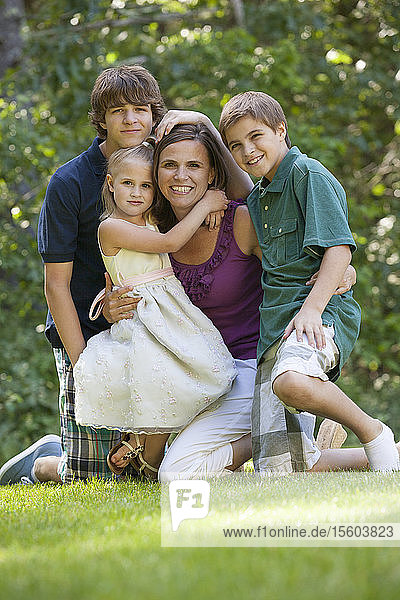 Porträt einer glücklichen Mutter mit ihren Kindern