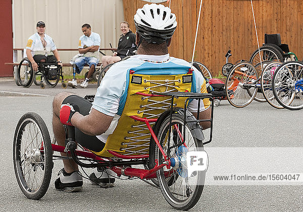 Mann mit Rückenmarksverletzung nimmt an einem Dreiradrennen teil