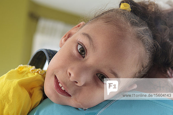 Kleines Mädchen mit zerebraler Kinderlähmung