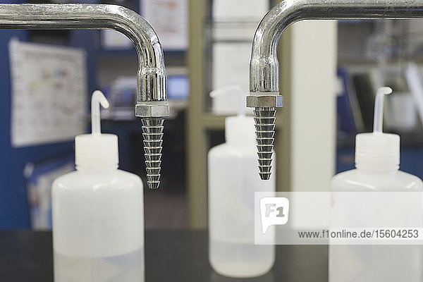 Plastikspülflaschen mit Wasserhähnen in einem Labor