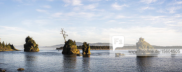 Die Drei Grazien befinden sich in der Tillamook Bay an der Küste von Oregon; Bay City  Oregon  Vereinigte Staaten von Amerika