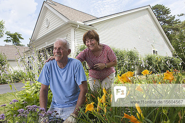 Älteres Ehepaar beim Pflanzen von Blumen im Garten