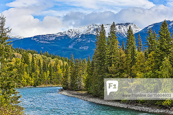 Fraser River  der durch die kanadischen Rocky Mountains fließt; British Columbia  Kanada
