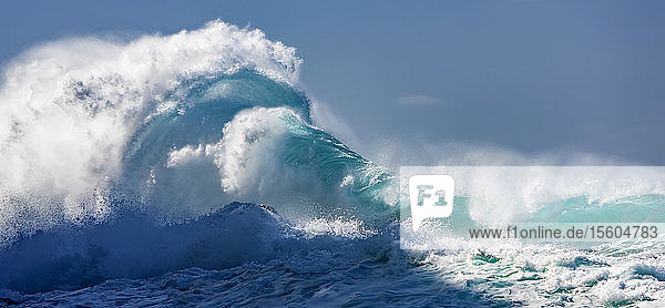 Tropische Ozeanwelle  die kracht und plätschert; Hawaii  Vereinigte Staaten von Amerika
