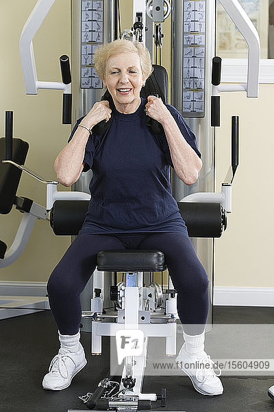 Ältere Frau beim Training in der Turnhalle.