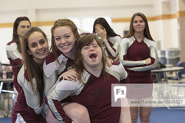 Eine Gruppe von Cheerleaderinnen hat Spaß  eine mit Down-Syndrom