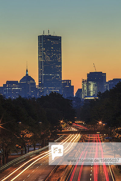 Storrow Drive in der Morgendämmerung mit Skyline im Hintergrund  Boston  Massachusetts  USA