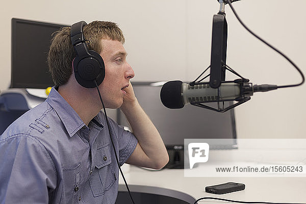 Junger Mann mit zerebraler Lähmung moderiert seine Radiosendung