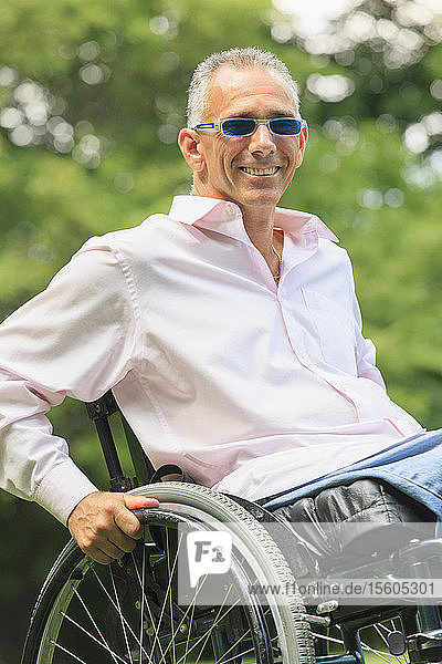 Porträt eines Mannes mit einer Rückenmarksverletzung im Rollstuhl