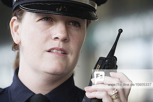 Nahaufnahme eines weiblichen Polizeibeamten.