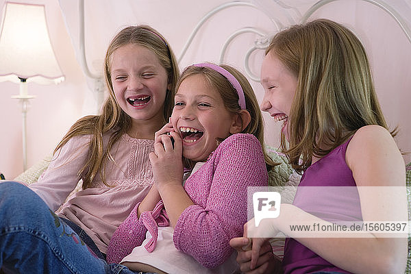 Blick auf drei süße Mädchen  die lächeln.