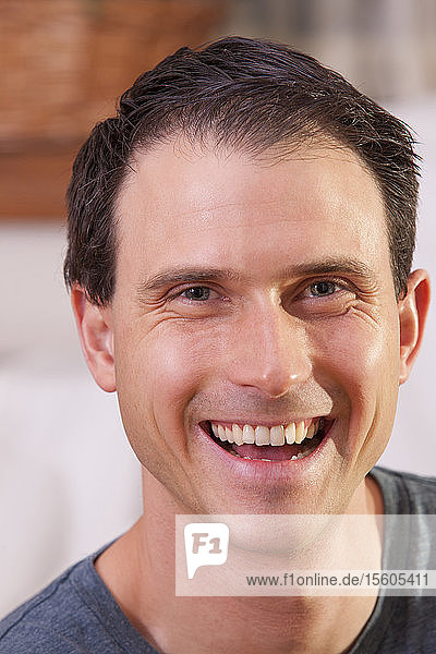 Porträt eines lächelnden Mannes
