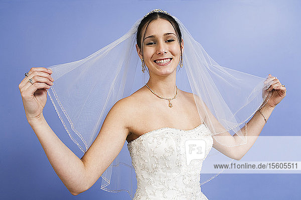 Porträt einer jungen Frau im Hochzeitskleid.