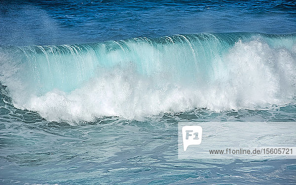 Rollende Welle in blauem und grünem Wasser; Osterinsel  Chile