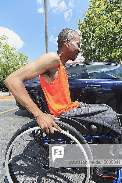 Mann mit Hirnhautentzündung im Rollstuhl vor dem Einstieg ins Auto