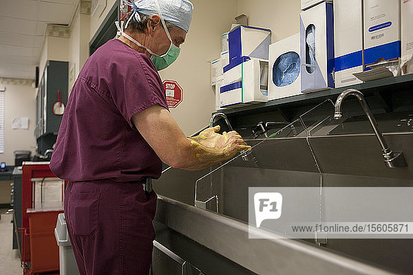 Augenarzt wäscht sich vor Kataraktoperationen die Hände