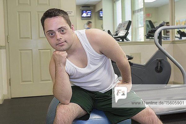 Mann mit Down-Syndrom beim Training in einer Turnhalle
