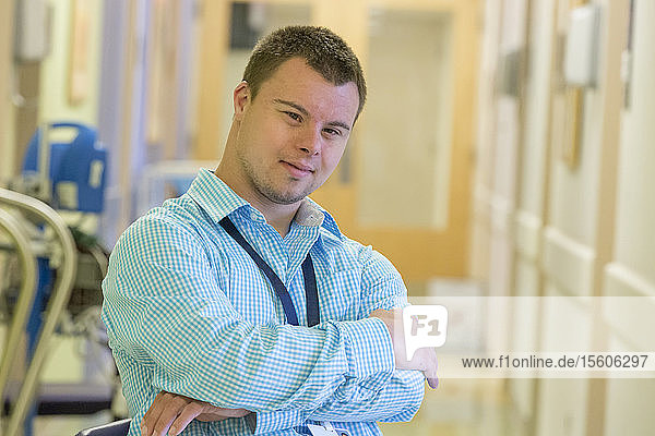 Mann mit Down-Syndrom arbeitet in einem Krankenhaus