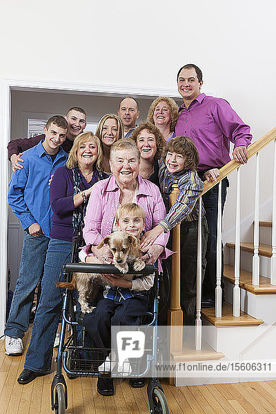 Porträt einer glücklichen Großfamilie
