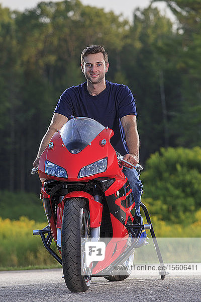 Mann mit Rückenmarksverletzung auf seinem speziell angefertigten adaptiven Motorrad