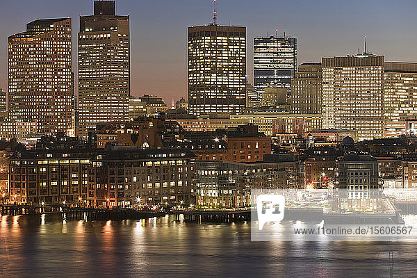 Hafenviertel am Wasser  Boston  Massachusetts  USA