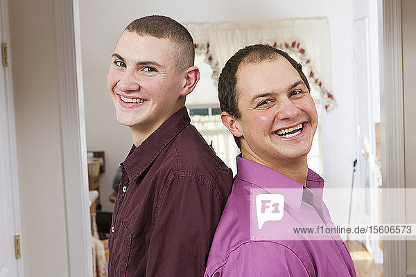 Porträt von zwei lächelnden Brüdern