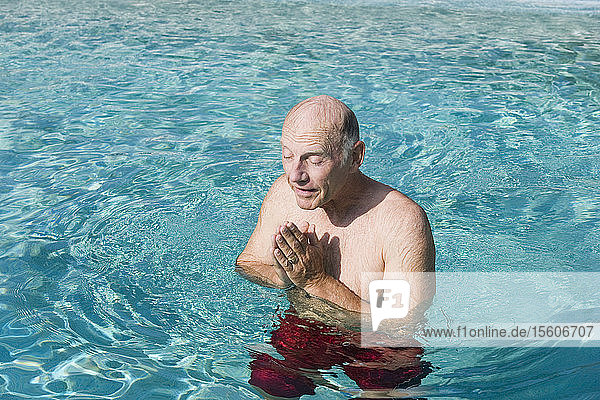 Älterer Mann betet in einem Schwimmbad  Florida  USA