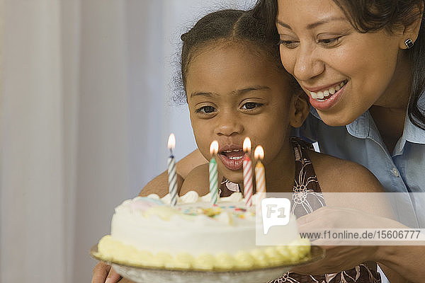 Hispanische Frau feiert den Geburtstag ihrer Tochter
