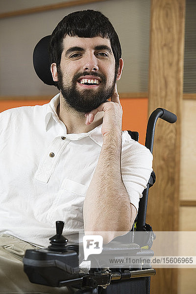 Porträt eines reifen Mannes mit zerebraler Lähmung  der lächelt