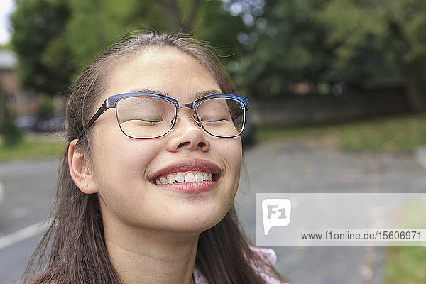 Porträt eines glücklichen Teenagers mit Lernbehinderung